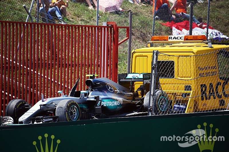 El Mercedes AMG F1 W07 h&iacute;brido de Nico Rosberg, de Mercedes AMG F1 es llevado a los pits en la parte