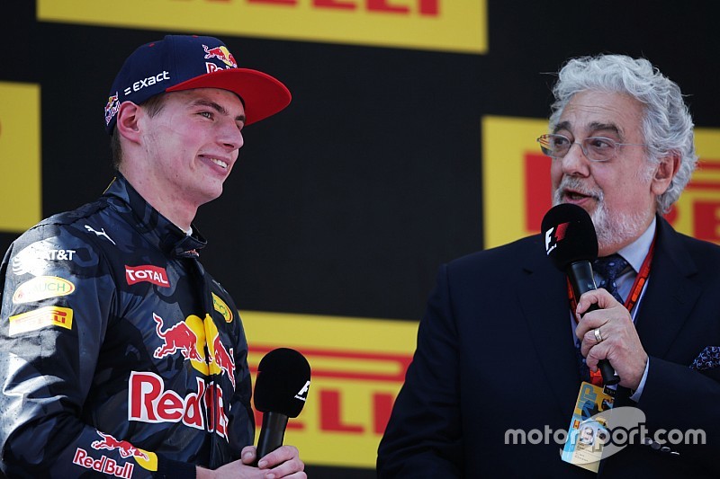 Carrera ganador Max Verstappen, Red Bull Racing en el podio con Pl&aacute;cido Domingo, cantante de &oacute;pera