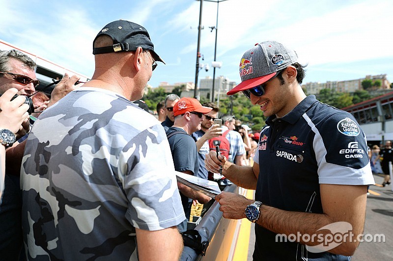 Carlos Sainz Jr, Scuderia Toro Rosso firma de autógrafos para los fans