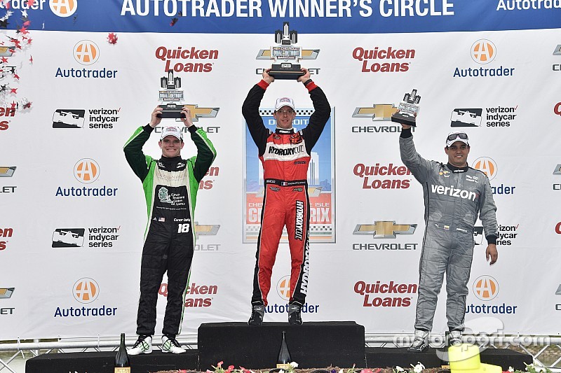 Podio: ganador de la carrera S&eacute;bastien Bourdais, KV Racing Technology Chevrolet, segundo lugar Conor