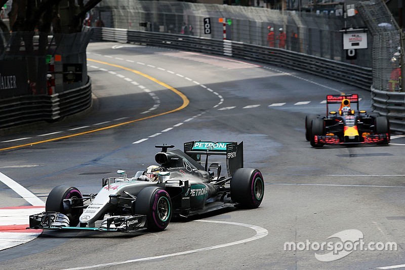 Lewis Hamilton, Mercedes AMG F1 W07 Hybrid y Daniel Ricciardo, Red Bull Racing RB12