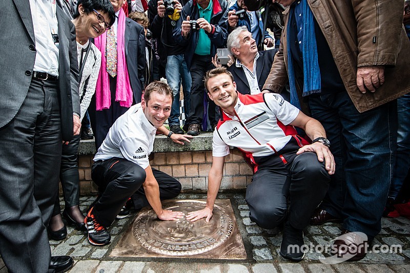 Ceremonia de la huella de la mano: 24 horas de Le Mans 2015 ganadores Porsche equipo Nick Tandy y Ea