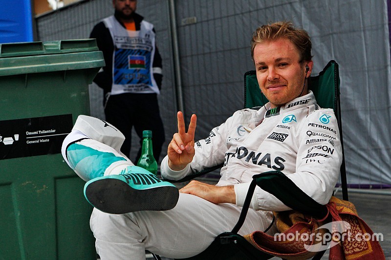 Nico Rosberg, Mercedes AMG F1 se detiene en la segunda pr&aacute;ctica