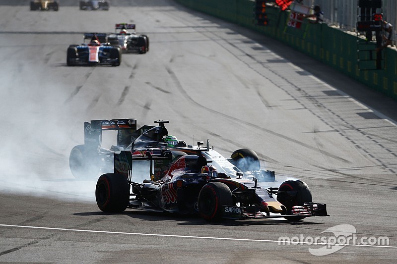 Daniil Kvyat, Scuderia Toro Rosso STR11 y Nico Hulkenberg, Sahara Force India F1 VJM09 luchan por la