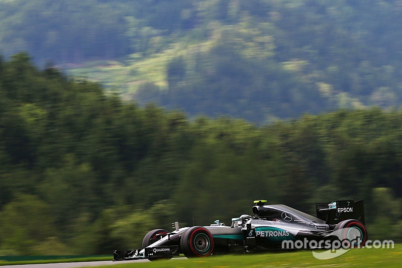 Formel 1 in Spielberg: Nico Rosberg auch im zweiten Training vorne, Dreher von Vettel