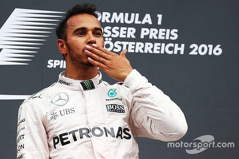 Ganador de la carrera Lewis Hamilton, Mercedes AMG F1 celebra en el podio