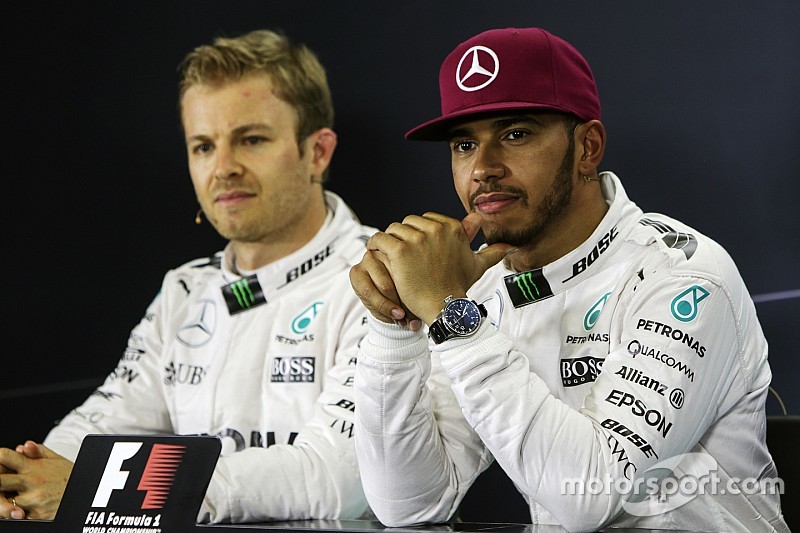 (L to R): Nico Rosberg, Mercedes AMG F1 and team mate Lewis Hamilton, Mercedes AMG F1 in the post qu