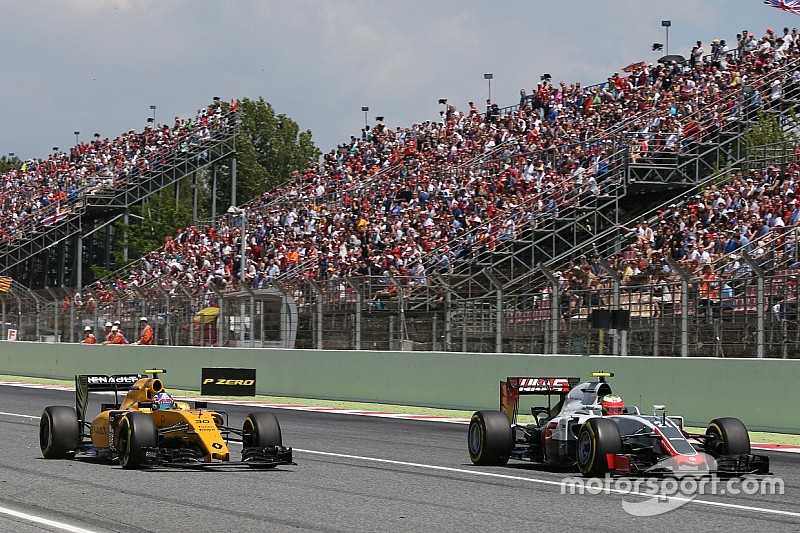 Jolyon Palmer, Renault Sport F1 Team RS16 and Esteban Gutierrez, Haas F1 Team VF-16 battle for posit