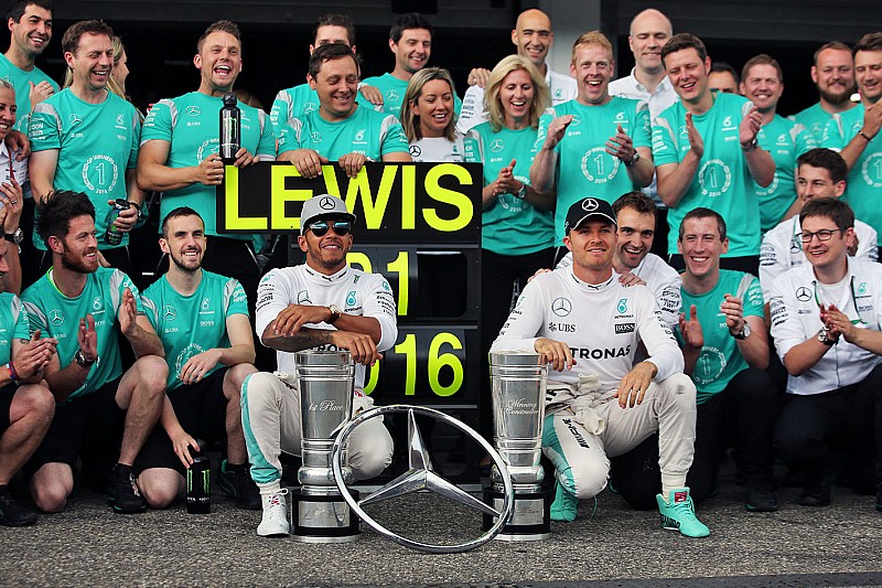 Race winner Lewis Hamilton, Mercedes AMG F1 celebrates with team mate Nico Rosberg, Mercedes AMG F1 and the team