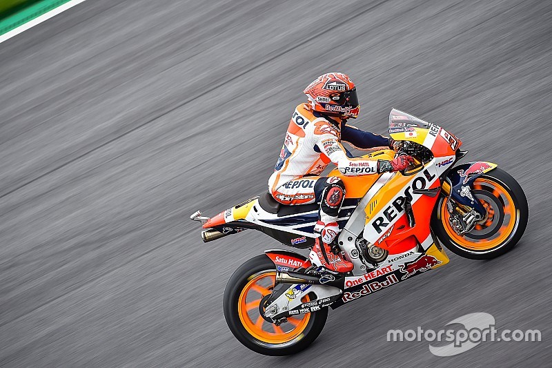 MotoGP Spielberg: Marc Marquez stürzt und renkt sich Schulter aus