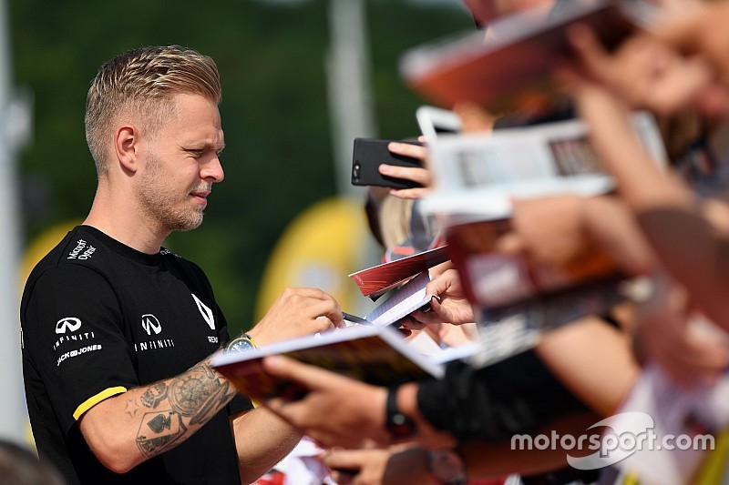 Kevin Magnussen, Renault signing autographs