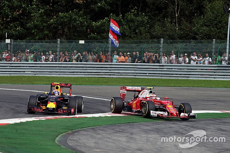 Formel-1-Rennleiter Charlie Whiting bittet Max Verstappen zum Gespräch