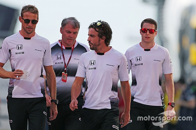 Jenson Button, McLaren Honda, Fernando Alonso, McLaren Honda y Stoffel Vandoorne, tercer piloto McLa