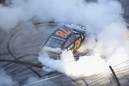 NASCAR-Rennsieger Martin Truex Jr. fällt wieder durch technische Nachkontrolle