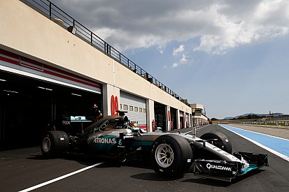 135 Runden in Le Castellet: Mercedes testet Regenreifen für Pirelli
