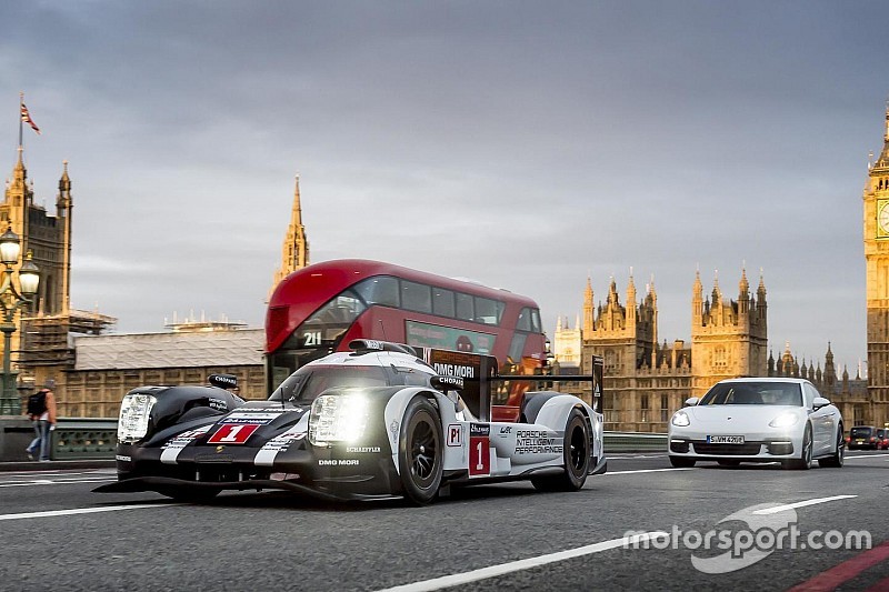 马克·韦伯驾驶保时捷LMP1赛车穿越伦敦街头