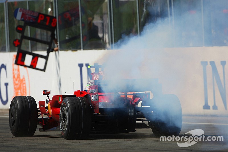 Felipe Massa, Scuderia Ferrari, F2008, suffers a mechanical failure while in the lead near the end of the race