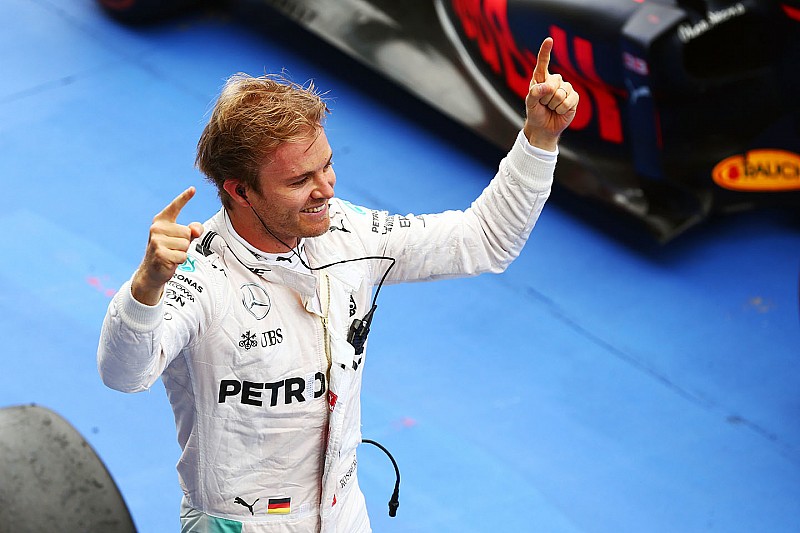 El ganador de la carrera Nico Rosberg, Mercedes AMG F1 celebra en parc ferme