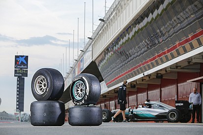 Pirelli aprovecha la lluvia para hacer campaña contra los test en Barcelona