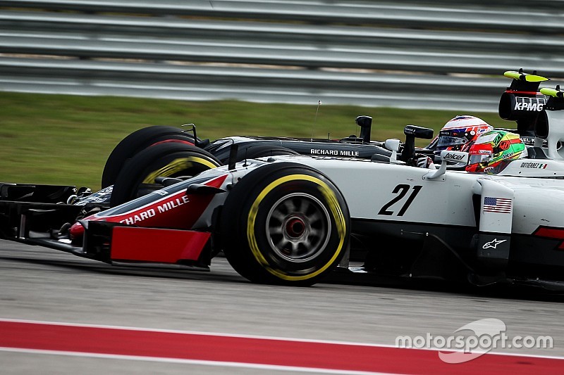Esteban Gutierrez, Haas F1 Team VF-16 and Jenson Button, McLaren MP4-31 battle for position