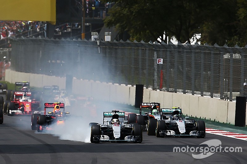 Lewis Hamilton, Mercedes AMG F1 W07 Hybrid locks up under braking as he leads at the start of the race