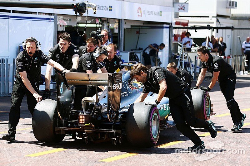 Lewis Hamilton, Mercedes AMG F1 W07 Hybrid es empujado hacia atr&aacute;s por el pit lane por la mec&aacute;nica d