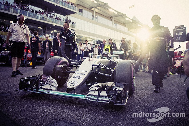Nico Rosberg, de Mercedes AMG F1, 2016 victoria del Campeonato Mundial detr&aacute;s de las c&aacute;maras