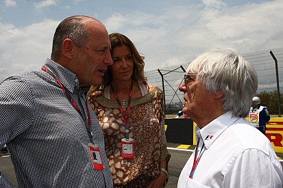 Ecclestone lamenta la marcha de Ron Dennis