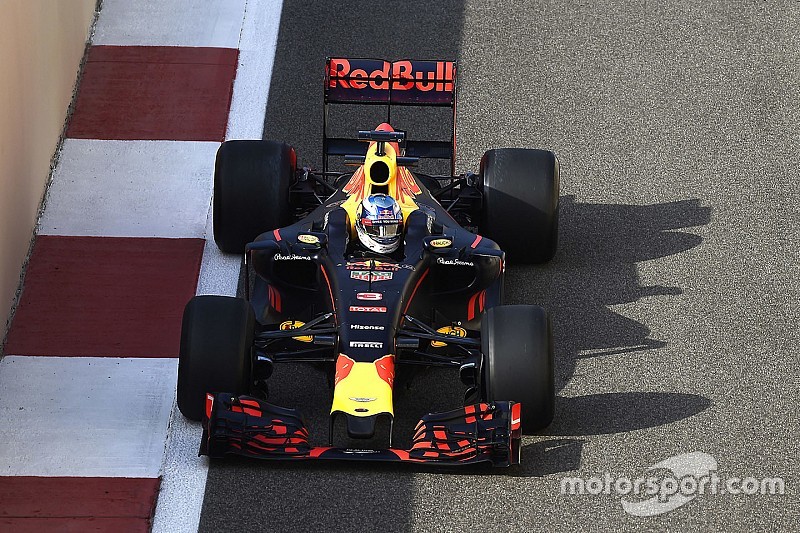 Daniel Ricciardo, Red Bull Racing probando las Pirelli 2017