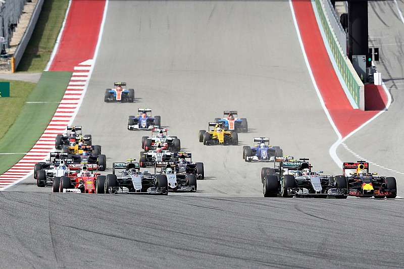 Arranacada Lewis Hamilton, Mercedes AMG F1 W07 Hybrid, Nico Rosberg, Mercedes AMG F1 W07 Hybrid, Dan