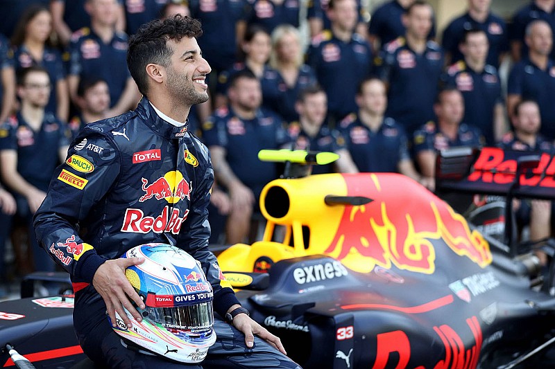 Daniel Ricciardo, Red Bull Racing en una fotograf&iacute;a de equipo
