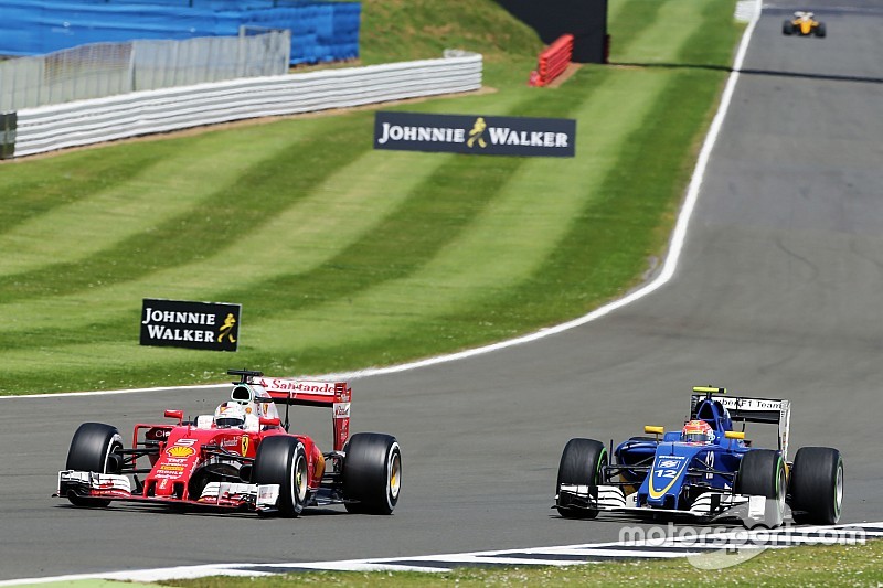 Sebastian Vettel, Ferrari SF16-H y Felipe Nasr Sauber C35