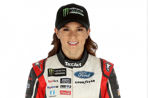 Ford ayudará a Danica Patrick en la temporada