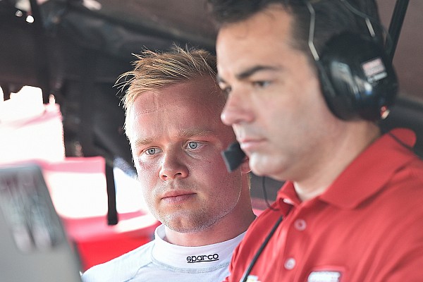 Rosenqvist cumple con un test "implacable" en IndyCar