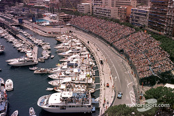 Jenson Button approche des esses de la Piscine