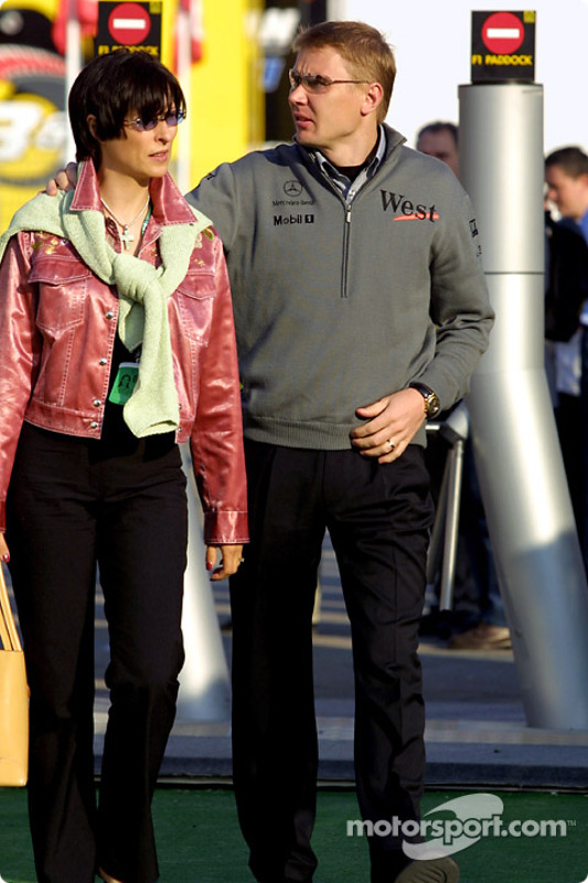 Erja y Mika Hakkinen entrando al paddock