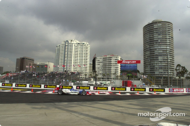 Scott Dixon dans le virage 10
