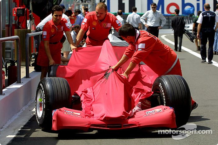 El equipo Ferrari trabajando