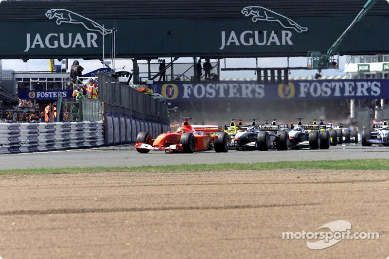 Le départ : Michael Schumacher devant Mika Häkkinen et David Coulthard