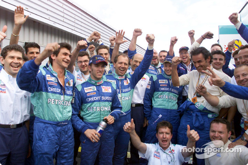 Kimi Raikkonen, Nick Heidfeld and Team Sauber celebrating another good race