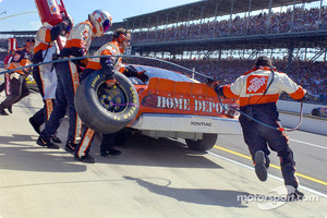 Tony Stewart entra a pits