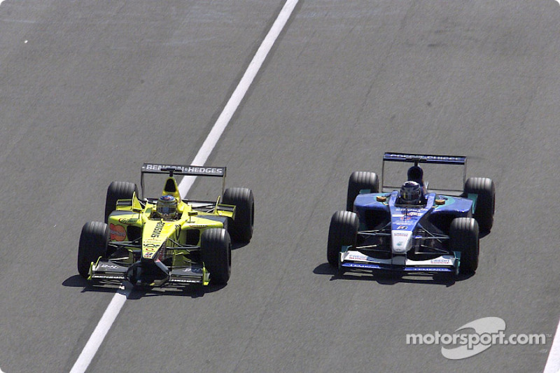 Жан Алезі (Jordan) і Кімі Райкконен (Sauber)