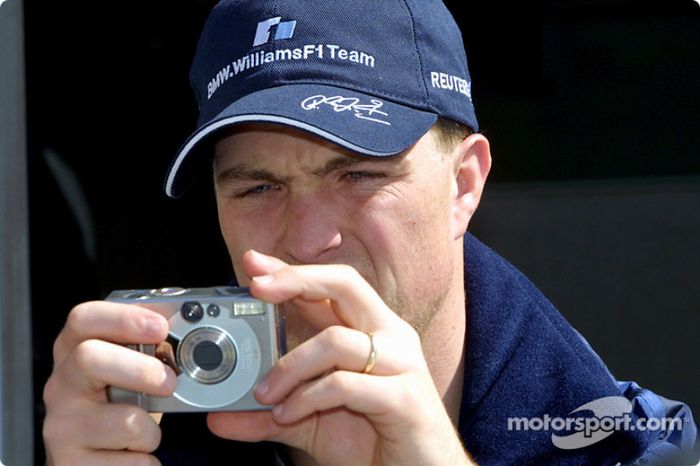 2001: durante la carrera de preparación antes de la renovación en Spa-Francorchamps, el Williams de Ralf Schumacher se quedó parado después de un largo período de tiempo sin que los mecánicos pudieran hacer algo.