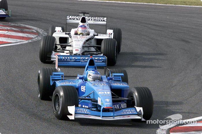 Giancarlo Fisichella delante de Jacques Villeneuve en el GP de Japón