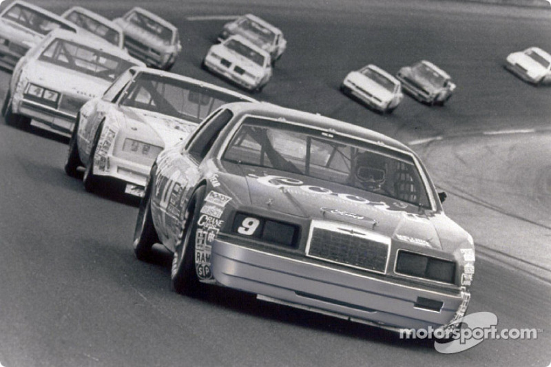 Bill Elliott et la Ford Thunderbird n°9, établissant un record en NASCAR en 1985