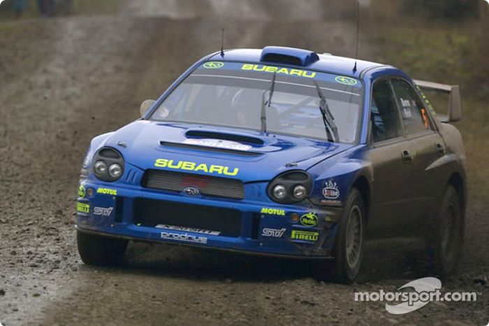 Richard Burns, con un Subaru Impreza en el Rally de Gran Bretaña 2001 