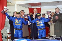 El podio: Tommi Makinen y el copiloto Kaj Lindstrom celebrando con el Príncipe Alberto y Max Mosley