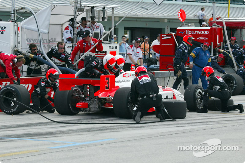 Arrêt au stand pour Helio Castroneves