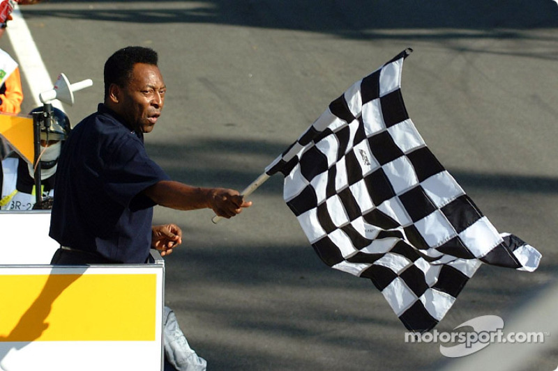 Pelé dando la bandera a cuadros