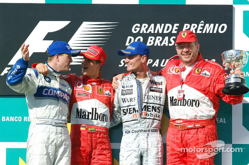 El podio: el ganador de la carrera, Michael Schumacher con Ralf Schumacher, David Coulthard y Ross Brawn